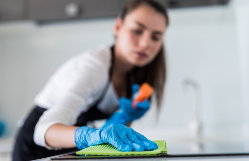 Limpieza profunda de cocina con productos biodegradables para mantener el hogar saludable en junio.